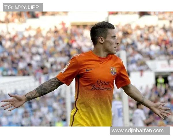 卡塔尔足球明星大腿雕像展现运动之美与力量的完美结合